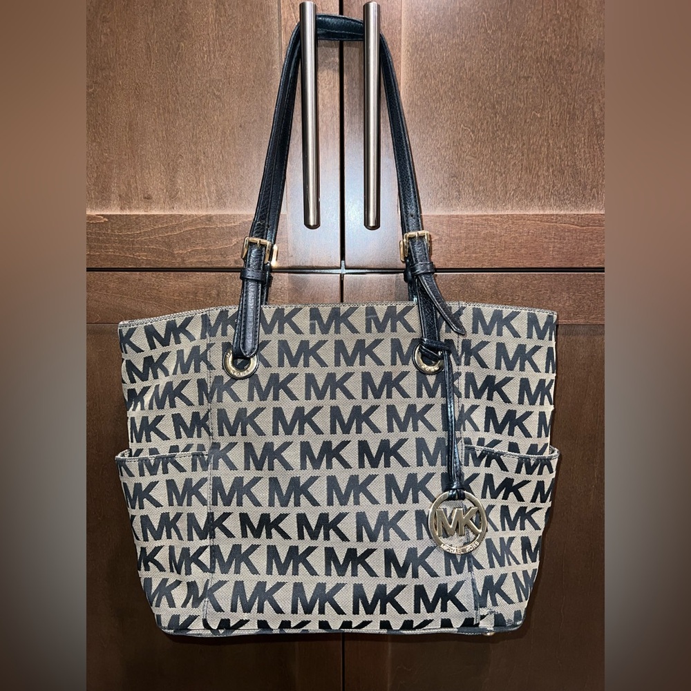 Michael Kors Large Black Signature
Jet Set Shoulder Bag Tote